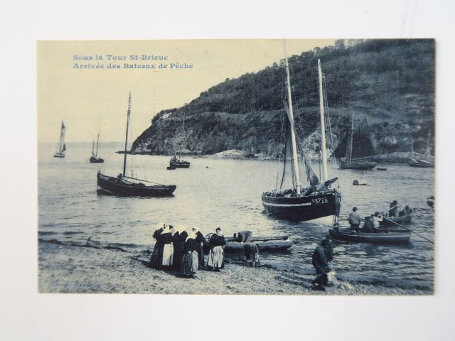 Album "Etables - Binic - Saint Brieuc - Saint Quay" comprenant environ