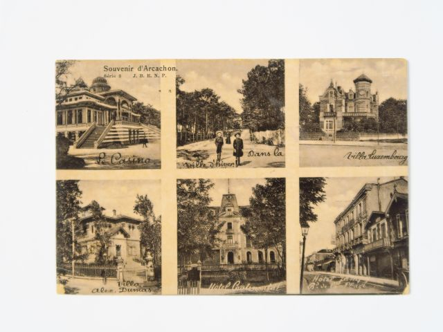 Album "Arcachon" comprenant  environ 427 cartes postales