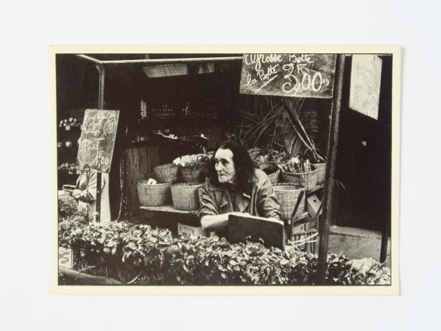 Album "Marchés" comprenant environ 134 cartes postales modernes