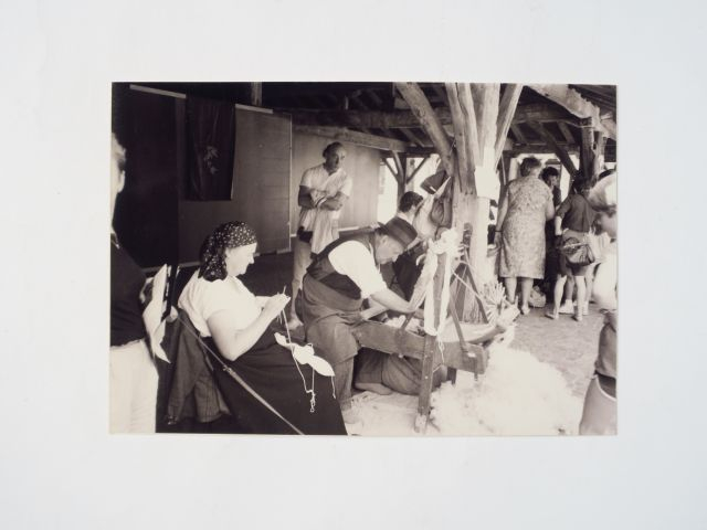 Album "Artisanat" comprenant environ 145 cartes postales modernes