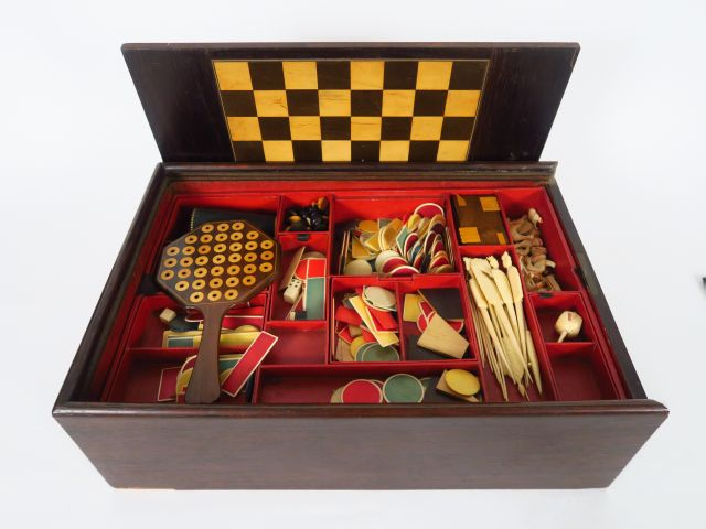 Coffret à jeux fin XIXème en palissandre et marqueterie, avec ses acce