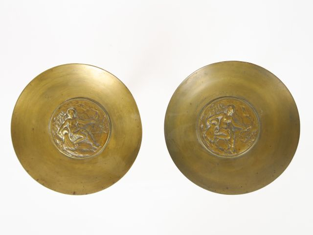 Paire de coupes XIXème en bronze à décor de scène de l'antiquité repos