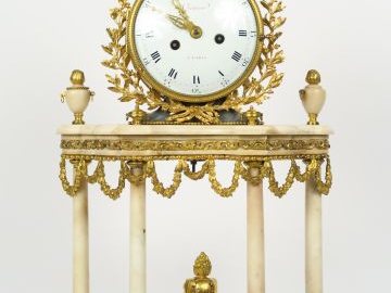 Pendule portique de style Louis XVI fin XVIIIe début XIXe en albâtre, 