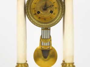 Pendule portique début XIXème en albâtre et bronze doré. H. 44 cm
