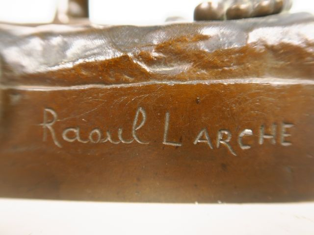 Raoul LARCHE. "Vingt ans".  Sculpture en bronze à patine médaille, sig