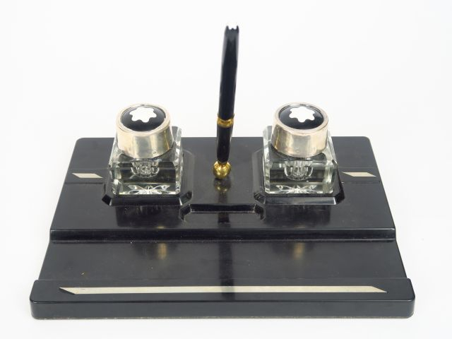 MONTBLANC. Encrier en cristal et bakélite.