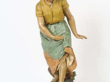GOLDSCHEIDER. "Jeune fermière" Sculpture en stuc polychrome. Non signé