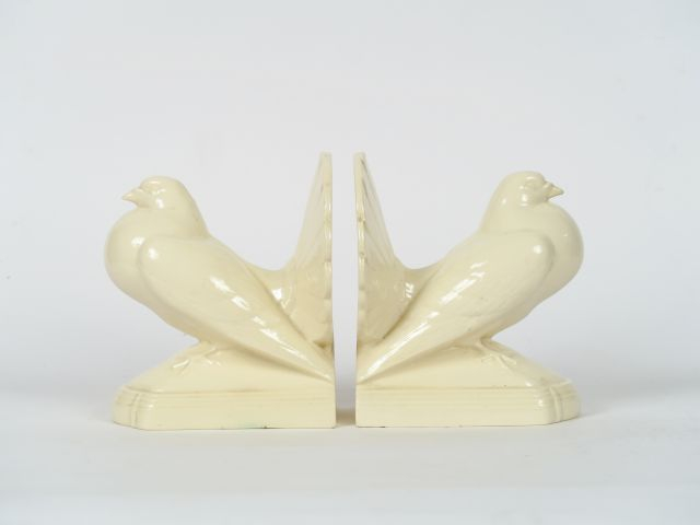 SARREGUEMINES. Paire de serre livres Art Déco en forme de pigeons craq