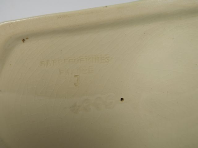 SARREGUEMINES. Paire de serre livres Art Déco en forme de pigeons craq