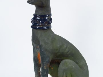 Sculpture Xxème en terre cuite polychrome figurant un chien assis.  H.