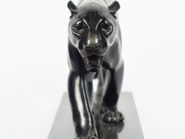M. LE VERRIER. "Panthère" Sculpture en bronze à patine noire, reposant
