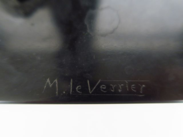 M. LE VERRIER. "Panthère" Sculpture en bronze à patine noire, reposant