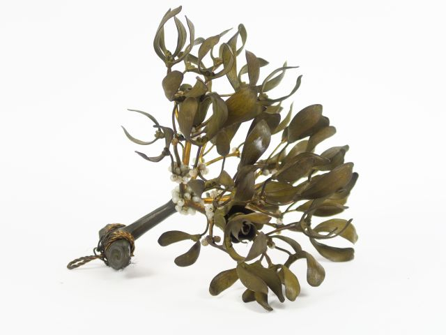 Suspension 1900 en tôle, bronze et perles de verre, figurant une boule