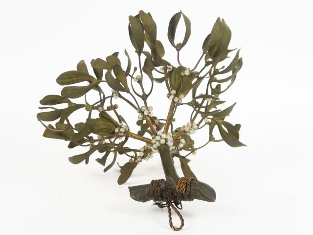 Suspension 1900 en tôle, bronze et perles de verre, figurant une boule