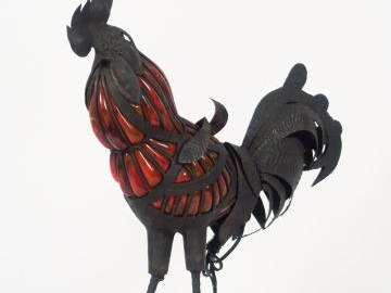 Sujet en tôle et verre poudré rouge "Coq", reposant sur un socle en al