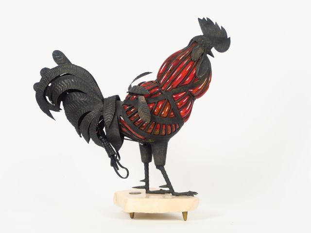Sujet en tôle et verre poudré rouge "Coq", reposant sur un socle en al
