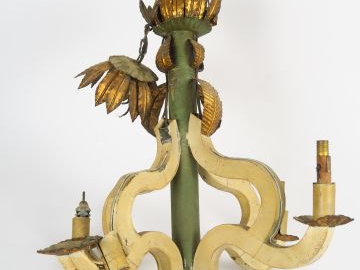 Lustre de style Louis XV en tôle dorée et bois peint éclairant à quatr