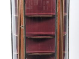 Vitrine Napoléon de style Louis XVI en acajou, ouvrant à une porte, de