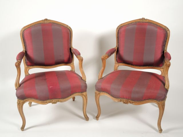 Paire de fauteuils à dos plat Louis XV, en bois naturel mouluré et scu