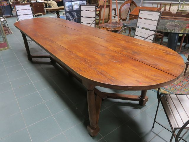Grande table de salle à manger en ormeau, piétement réuni par une entr