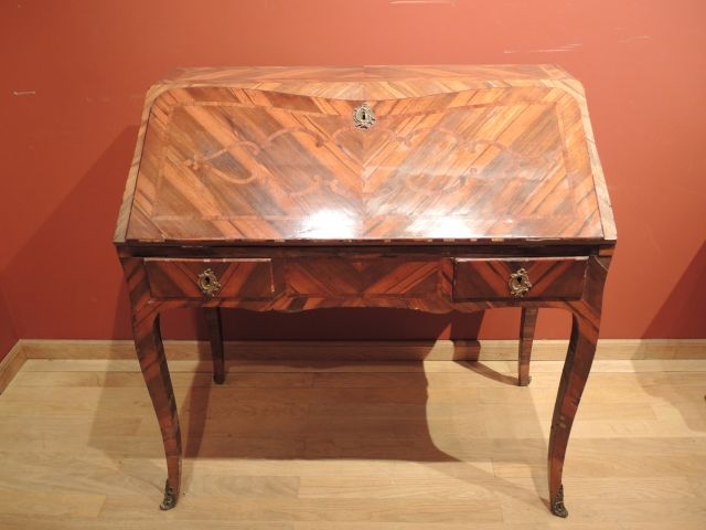 Bureau de pente Louis XV en marqueterie, ouvrant à un abattant et deux