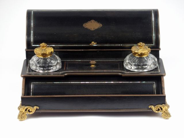 Encrier Napoléon III en bois noirci, marqueterie de laiton et de filet