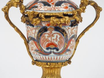 Pot couvert XIXème en porcelaine polychrome d'Imari, prise du couvercl