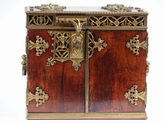 Cave à liqueur XIXème en forme de coffret gothique en bois naturel tei