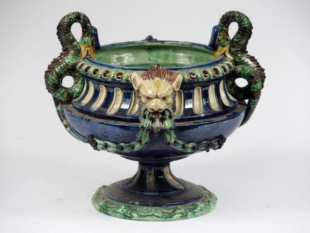 Vase à anses fin XIXème en barbotine polychrome, à décor de mufles de 
