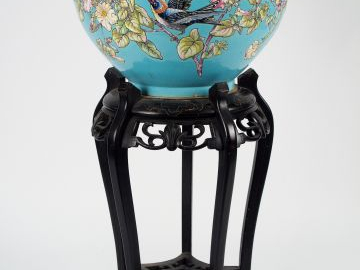 Grand cache-pot fin XIXème en céramique émaillée, à décor polychrome d