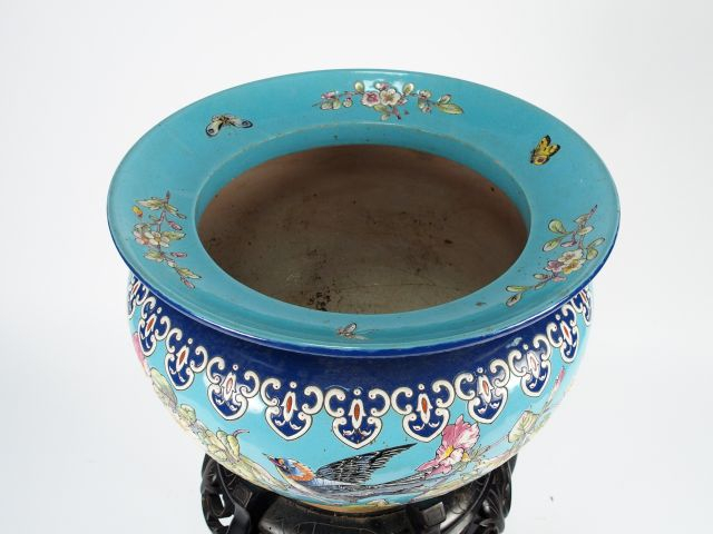 Grand cache-pot fin XIXème en céramique émaillée, à décor polychrome d