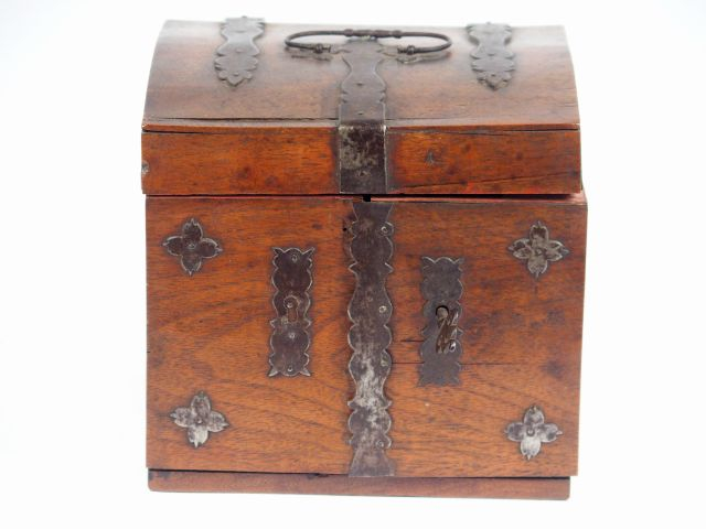 Coffret d'apothicaire fin XVIIIème en noyer et métal avec son jeu de f