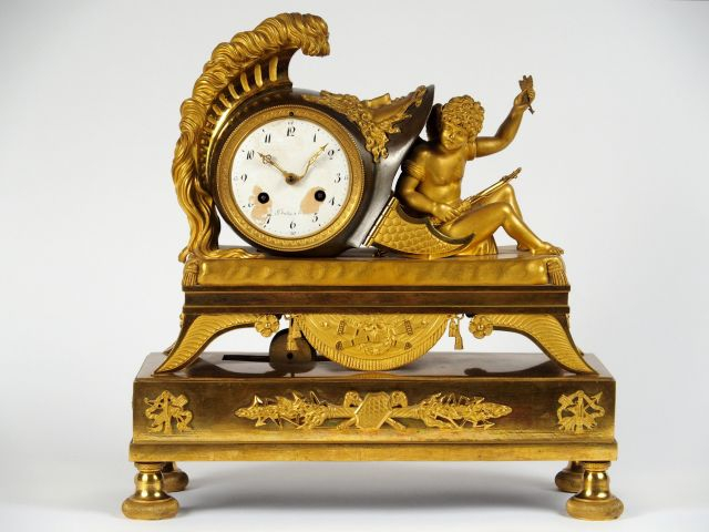 Pendule Empire en bronze patiné vert à l'antique, ciselé et doré, cadr