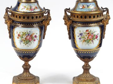 Paire de vases couverts XIXème en porcelaine de Sèvres, à décor dans d