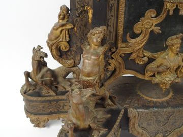 Grand cartel de style Louis XIV en marqueterie Boulle, très riche orne