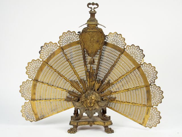 Grand pare-feu Napoléon III en bronze doré en forme d’éventail, à déco