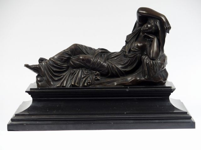 James PRADIER "Sapho endormie". Sculpture en bronze à patine brune.  S