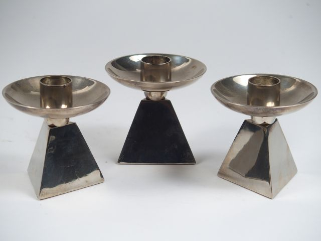 Trois bougeoirs 1940 en métal argenté, base pyramidale
