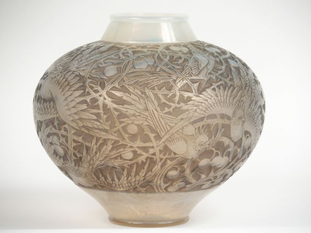 LALIQUE. Vase 'Aras' en verre blanc soufflé moulé, patiné et opalescen