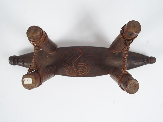 Appuie-nuque, Iles Schouten, Papouasie Nouvelle-Guinée  Bois dur à pat