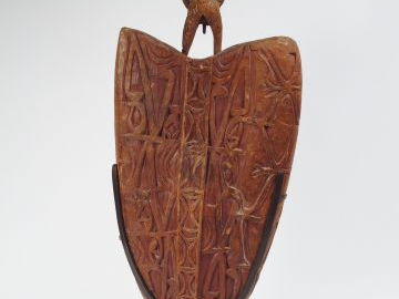 Plat cérémoniel, Aire Asmat, Irian Jaya, Indonésie Bois à patine brune