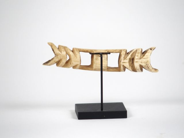 Ornement de nez otsj, Aire Asmat, Irian Jaya, Indonésie Os L.11.5 cm P