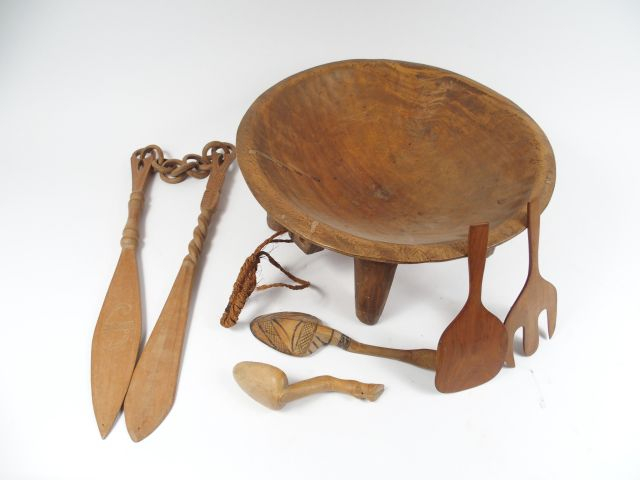 Coupe reposant sur quatre pieds, Iles Fidji Bois dur à patine brune, f