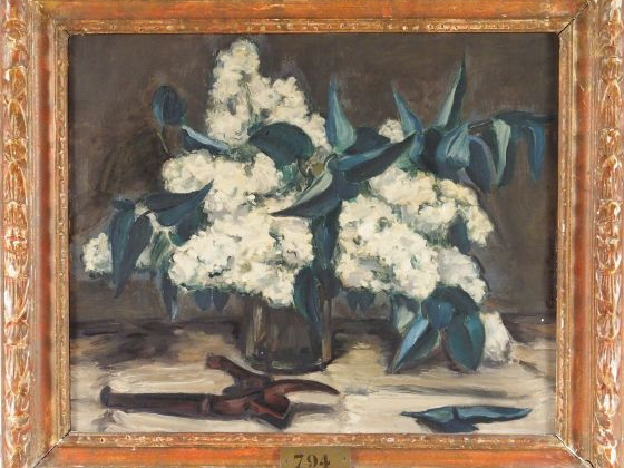 E. MAHE "Bouquet de lilas". Huile sur toile, signée à droite. 38 x 46 