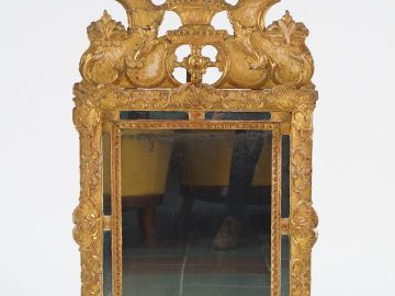 Glace à parecloses et fronton ajouré XVIIIème en bois sculpté et doré,