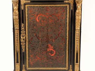 Meuble d’appui Napoléon III en marqueterie Boulle, riche ornementation