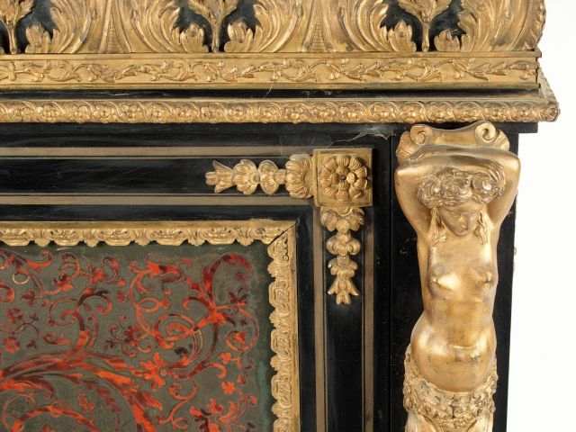Meuble d’appui Napoléon III en marqueterie Boulle, riche ornementation