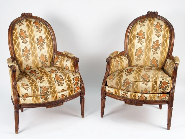 Paire de bérgères de style Louis XVI en bois naturel mouluré et sculpt