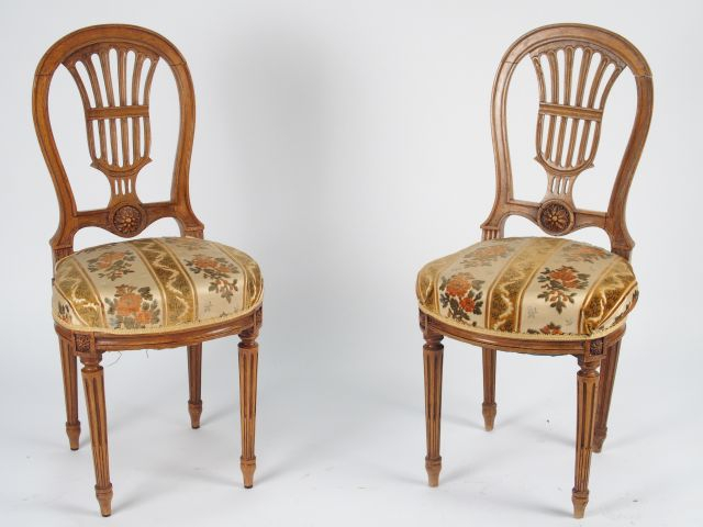 Paire de bérgères de style Louis XVI en bois naturel mouluré et sculpt