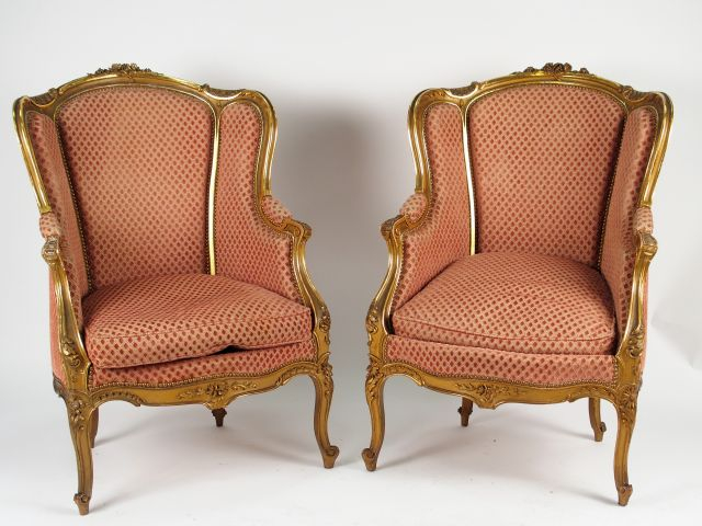 Paire de bergères à oreilles de style Louis XV en bois sculpté et doré